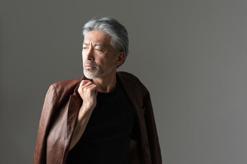 ジャケットを着た男性