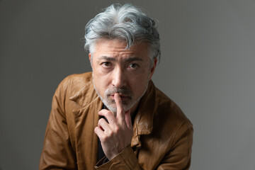 ジャケットを着た男性