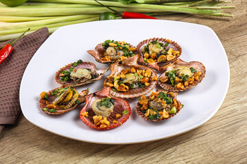 Baked scallops with scalion oil