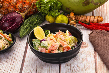 Salad with prawn and vegetables