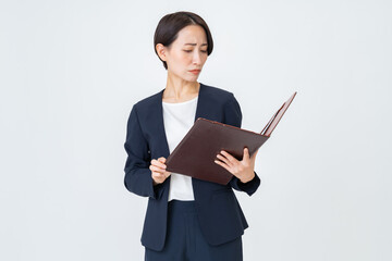 ファイルを見て考えるキャリアウーマン