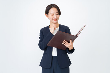 ファイルを見る笑顔のキャリアウーマン