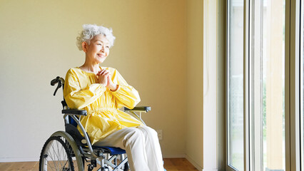 車椅子に乗ってリラックスするシニア女性