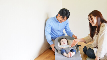 部屋で赤ちゃんをあやすカップル