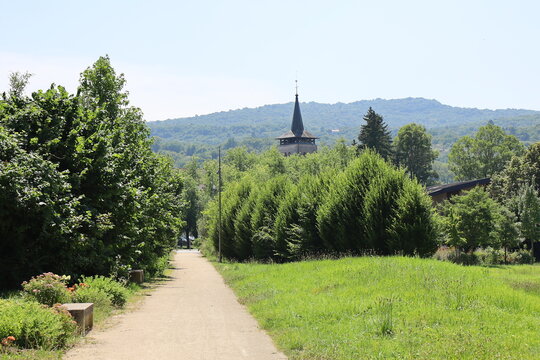 Voie pi&eacute;tonne dans la verdure, ville de Yenne, d&eacute;partement de la Savoie, France