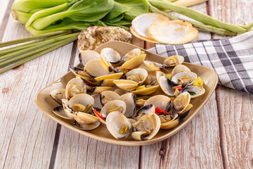 Boiled fresh clams with lemongrass