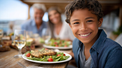 Naklejka premium Latin family enjoys outdoor meal in soft daylight
