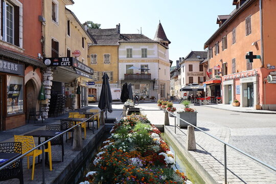 Rue typique dans le centre ville, ville de Yenne, d&eacute;partement de la Savoie, France