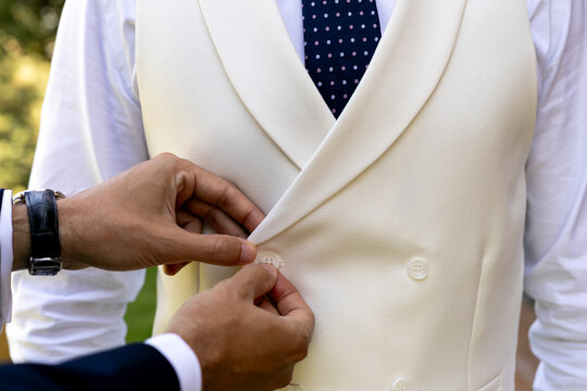 agiotaje, camisa, hombre, persona, empresario, digno, moda, indumentaria, mano, chaqueta, formal, esmoquin, corbata, boda, &eacute;xitos, de pie, novio, ceremonia, par, dedo, bot&oacute;n, vestir, poner