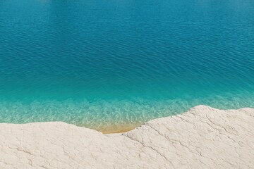 Obraz premium Crystalline waters washing against a limestone coast