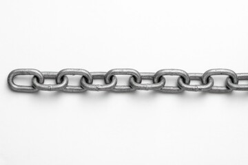 Obraz premium Close-up of a metal chain against a white backdrop from an overhead perspective