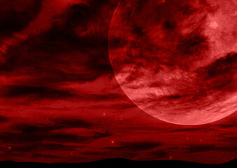 雲が出る満月の夜空赤