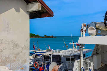 Obraz premium Turquoise blue waters and Lush green islands of the coast of Cape Panwa located on the eastern side of Phuket island in Thailand