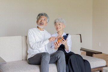 スマホで調べるシニアカップル