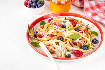 Viral trendy spaghetti pancakes with fresh berries