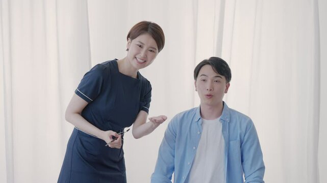美容部員に眉毛のメイクをしてもらう男性