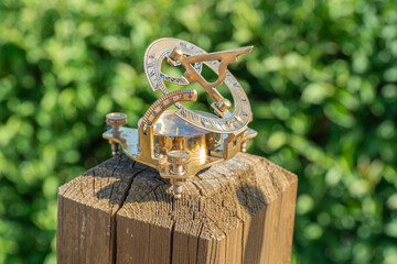 kompas rozłożony na tle skał i wody w naturalnym środowisku © siwyk