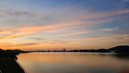 양화대교를 중심으로 서울 한강에 비친 붉은 노을과 도시의 불빛