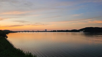 양화대교를 중심으로 서울 한강에 비친 붉은 노을과 도시의 불빛