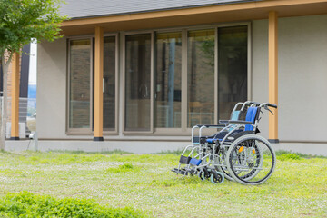 介護施設の前に置かれた二つの車椅子