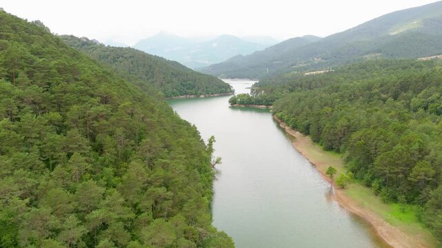 Vista a&eacute;rea del Embalse de La Baells. R&iacute;o rodeado de monta&ntilde;as y bosques de pino. Catalu&ntilde;a, Espa&ntilde;a.