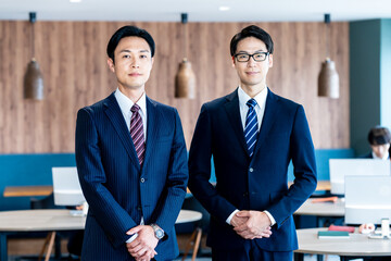 オフィスで働くビジネスパーソン