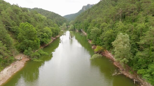 R&iacute;o tropical rodeado de bosque y monta&ntilde;a. Embalse de La Baells, Catalu&ntilde;a, Espa&ntilde;a.