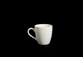 Obraz premium A solitary ceramic coffee cup, stark white, against a pure black background, clean, minimal