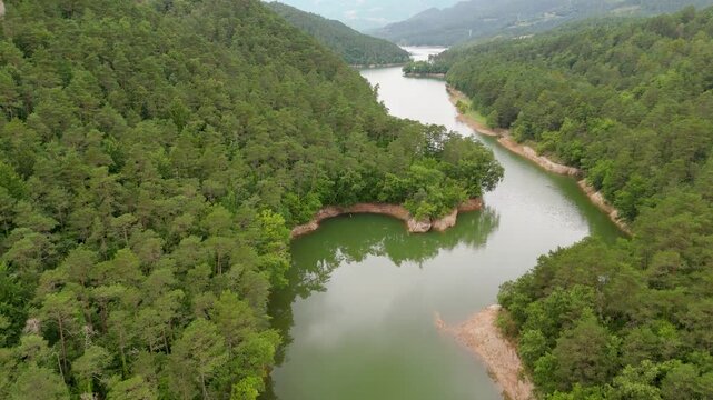 Vista a&eacute;rea del Embalse de La Baells un d&iacute;a nublado. R&iacute;o sinuoso de aspecto tropical rodeado de bosques. 