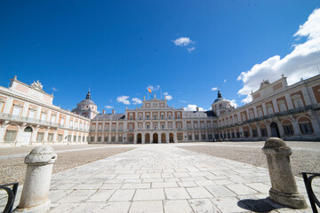 Obraz premium Historic palace in Aranjuez, Spain showcases stunning architecture under a bright sky