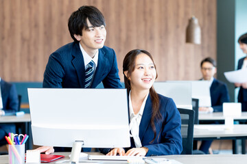 オフィスで働くビジネスパーソン