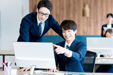 オフィスで働くビジネスマン