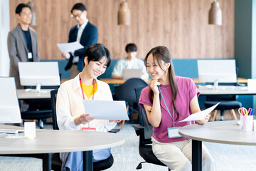 オフィスで働くビジネスウーマン