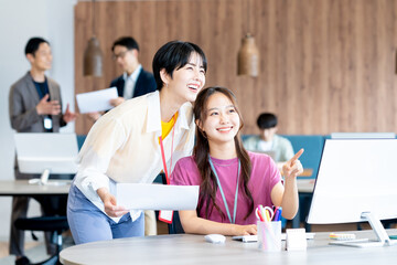 オフィスで働くビジネスウーマン