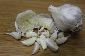 garlic on a wooden chopping board.