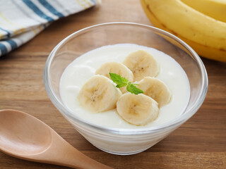 バナナを添えたおいしいヨーグルト