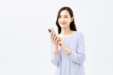 携帯電話を使う若い女性　笑顔　ビジネスウーマン