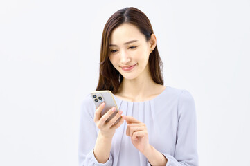 スマホを見る若い女性 ビジネス　主婦