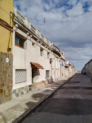 Obraz premium Empty colonial street under cloudy sk, montevideo city, uruguay
