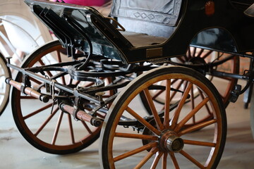 Fototapeta premium A horse-drawn carriage is parked in a cozy room, ready for use or display