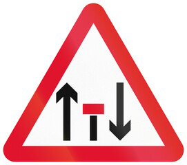 Chinese road warning sign used only in Hong Kong - Middle lane closed ahead