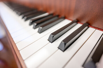 木製ピアノの鍵盤のイメージ写真