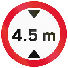 Chinese traffic sign used only in Hong Kong - Vehicles exceeding 4.5 metres in height prohibited