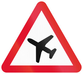 Obraz premium Chinese warning road sign used only in Hong Kong - Low-flying aircraft