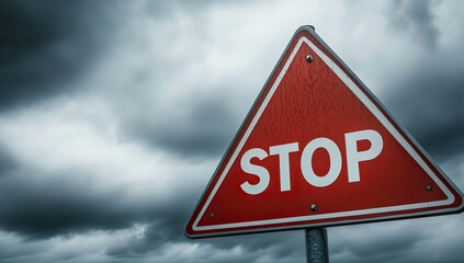 Obraz premium Red stop sign against stormy sky