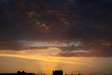 un atardecer con muchas nubes