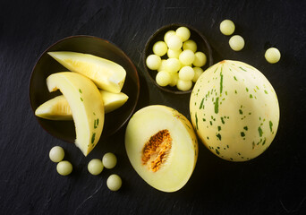 Snowball Melone Ganz Achtel und Halb mit Melonenfruchtfleisch Kugeln