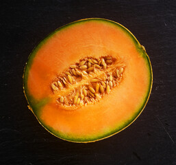 Cantaloupe Melone halb aufgschnitten