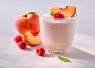 Pfirsich Dessert im Glas mit Himbeeren