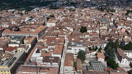 Obraz premium L'Aquila, Abruzzo, Italia. Il centro storico ricostruito dopo il terremoto del 2009. Vista Aerea del centro de L'Aquila.